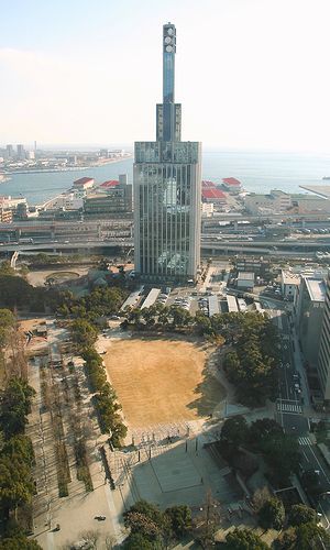 東遊園地と神戸関電ビル・神戸港の風景