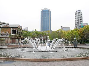 東遊園地大噴水と神戸市役所