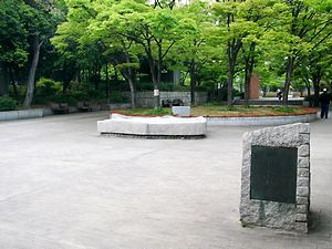 日本近代洋服発祥の地の石碑と洋服の像