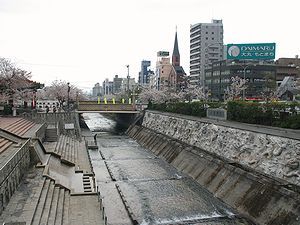 生田川公園・百龍嬉水と神戸の風景