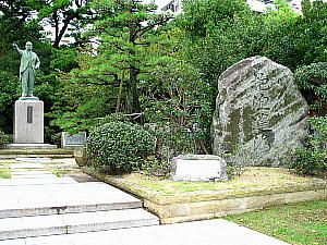海神社大鳥居横にある銅像と石碑
