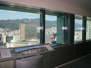 神戸市役所展望室と神戸の街と六甲山の風景