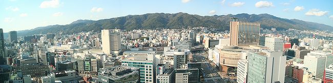 神戸市街地と六甲山の風景
