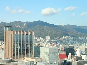新神戸駅方面の風景と六甲山
