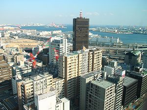 貿易センタービルと摩耶埠頭・神戸港の風景