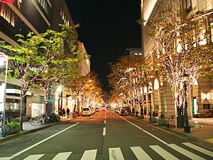 神戸旧居留地・明石町筋のイルミネーションとガス燈