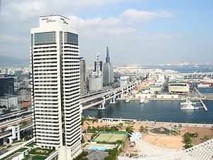 ポートタワーから見た旧居留地・海岸通りと神戸港の風景