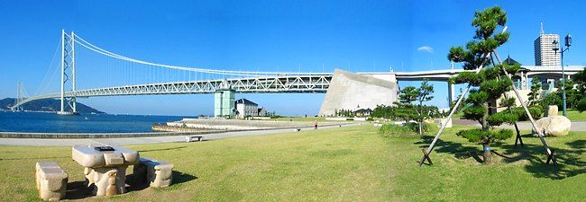 舞子公園・移情閣（六角堂・孫文記念館）と明石海峡大橋