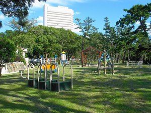 舞子公園健康広場と松林