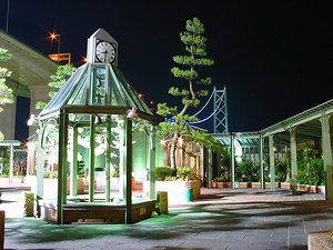 舞子駅前広場のライトアップ夜景