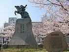 湊川公園・楠木正成の像と桜/神戸の公園と桜の風景写真