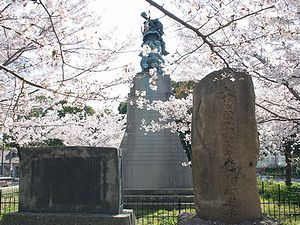 湊川公園の桜と楠木正成の像