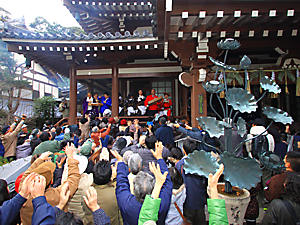 須磨・妙法寺の追儺式の餅撒き