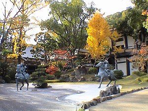 源平の庭・日本庭園と銀杏の木の黄葉