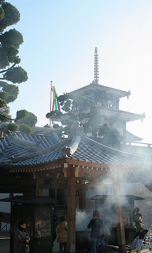 須磨寺の献香所に立ちこめる線香の煙