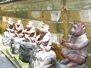 「須磨寺の五猿」　頭を撫でると動く
