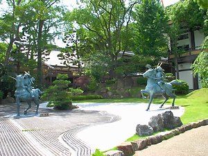 源平合戦の一場面を再現した源平の庭・日本庭園