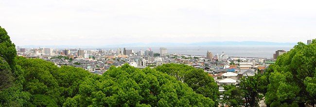 旧神明沿いの須磨寺駐車場から見た大阪湾と須磨の街並み