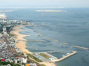 須磨海岸須磨海水浴場と神戸空港・大阪湾