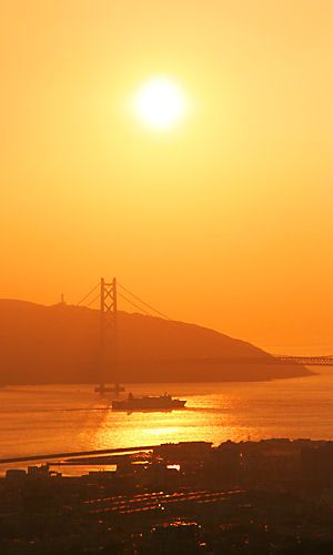 明石海峡大橋と瀬戸内海に沈む夕日