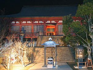 太山寺本堂のライトアップ夜景
