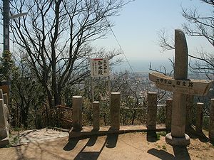 高取山の高取神社境内にある六甲全山縦走路の標識