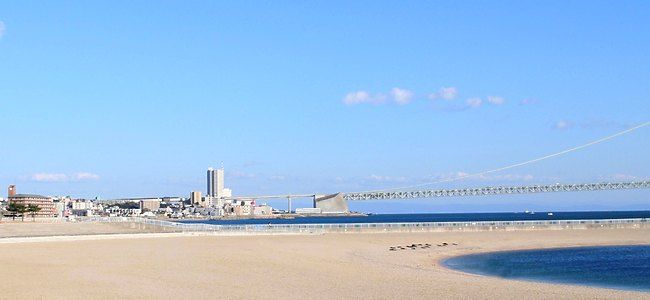 大蔵海岸海水浴場の砂浜と明石海峡大橋・ティオ舞子