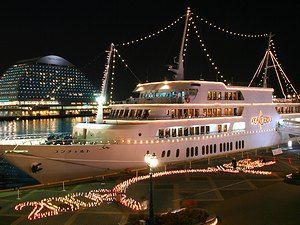 クルーズ船コンチェルトイルミネーションと神戸港の夜景