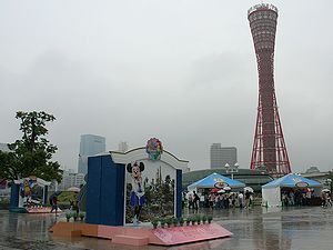 ミニーマウスと神戸ポートタワー