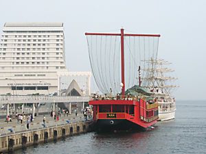 神戸港中突堤に停泊する花火鑑賞の遊覧船