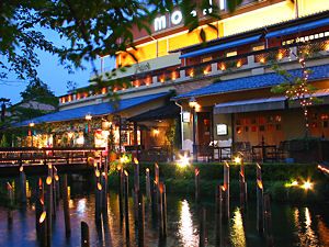 七夕飾りと神戸ハーバーランドモザイクの夜景
