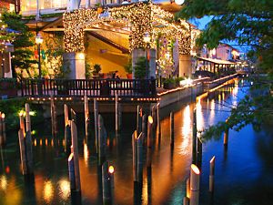 七夕飾りと神戸ハーバーランドモザイクの夜景