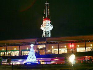 ハーバーランドモザイクのクリスマスツリーと望楼（灯台）