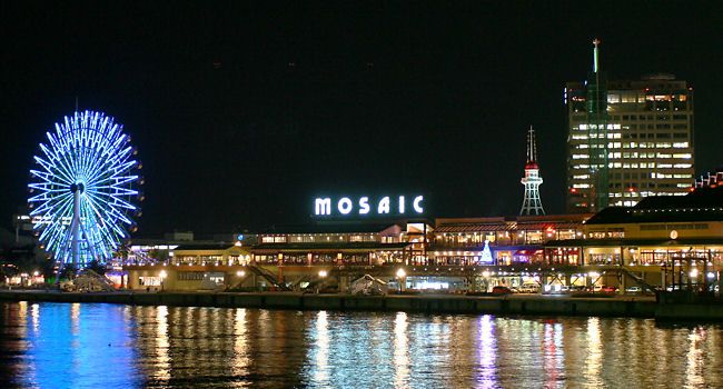 神戸ハーバーランドモザイク・高浜岸壁とクリスマスイルミネーション夜景