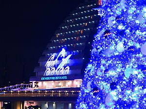 クリスマスツリーと神戸メリケンパークオリエンタルホテル