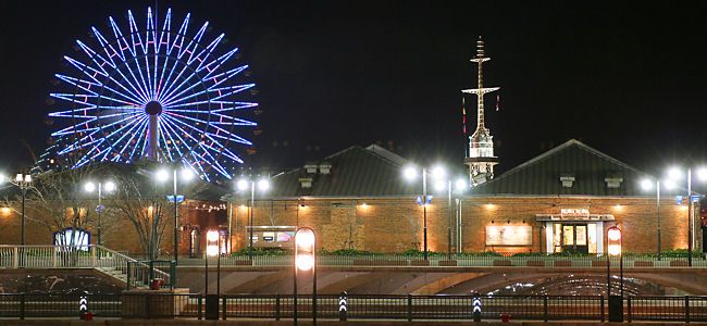 神戸ハーバーランド煉瓦倉庫レストランの夜景とモザイクガーデン街角遊園地の観覧車ライトアップ