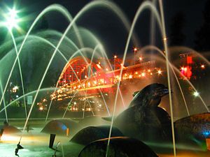 神戸大橋と噴水のライトアップ・ポーアイ北公園の夜景