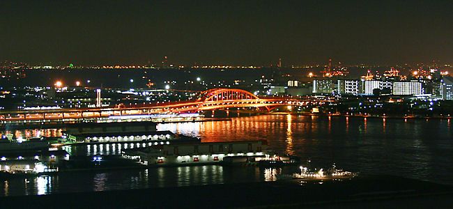 神戸大橋のライトアップとポートアイランドの夜景
