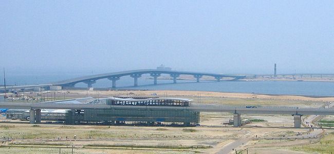 空港島と神戸スカイブリッジ（神戸空港連絡橋）/手前はポートライナーポートアイランド南駅（花鳥園前駅）と神戸花鳥園