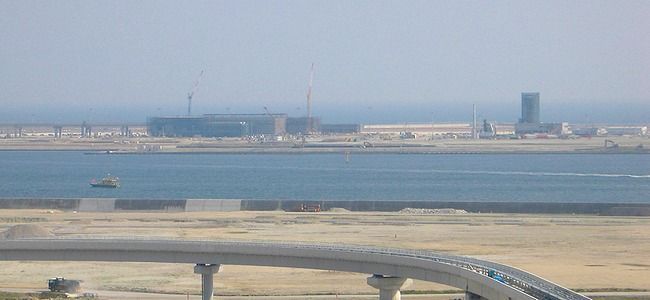 神戸空港島に建設中の神戸空港・神戸マリンエアーターミナルビルと神戸空港管制塔