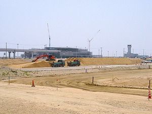 ポートアイランド・神戸空港島埋立地と神戸空港建設現場