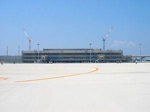 神戸空港のエプロン（駐機場）とターミナルビル