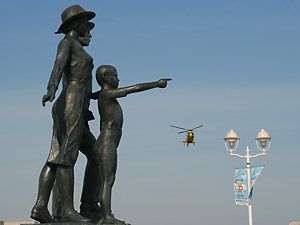 「希望の船出」の銅像とヘリコプター