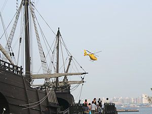 復元帆船サンタマリア号とヘリコプター