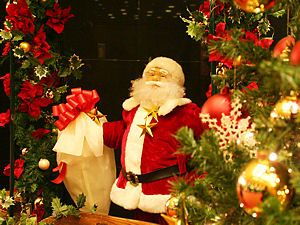 ホテルオークラ神戸のクリスマスツリーとサンタクロース
