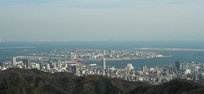 六甲山・菊水山から見たポートアイランド、神戸港、メリケンパーク、神戸市街地のパノラマ風景写真
