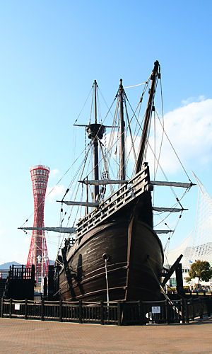 復元帆船サンタマリア号と神戸ポートタワー
