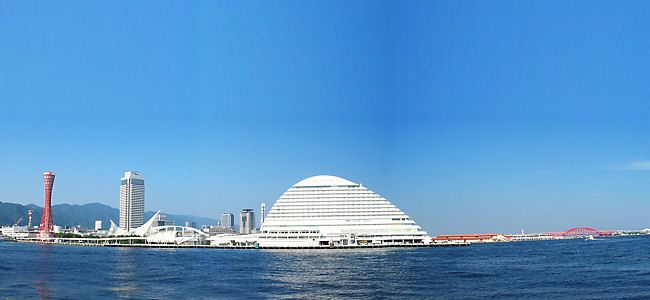 神戸メリケンパークオリエンタルホテルと神戸港、ポーアイ北公園と神戸大橋の風景