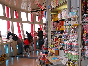 神戸ポートタワーの展望台と土産物店