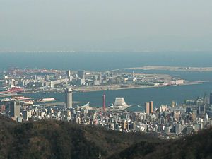 神戸ポートタワーとメリケンパーク、神戸港の風景